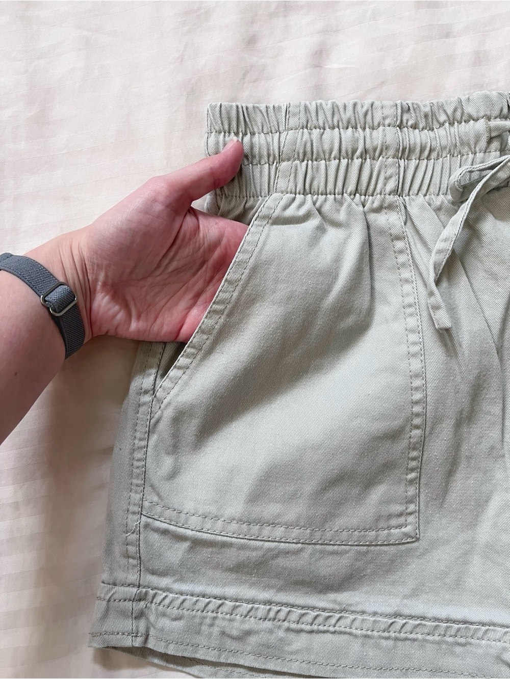 NWOT | F21 - Cargo Shorts with Pockets, Elastic Waist | Khaki, Large - Picture 3 of 6
